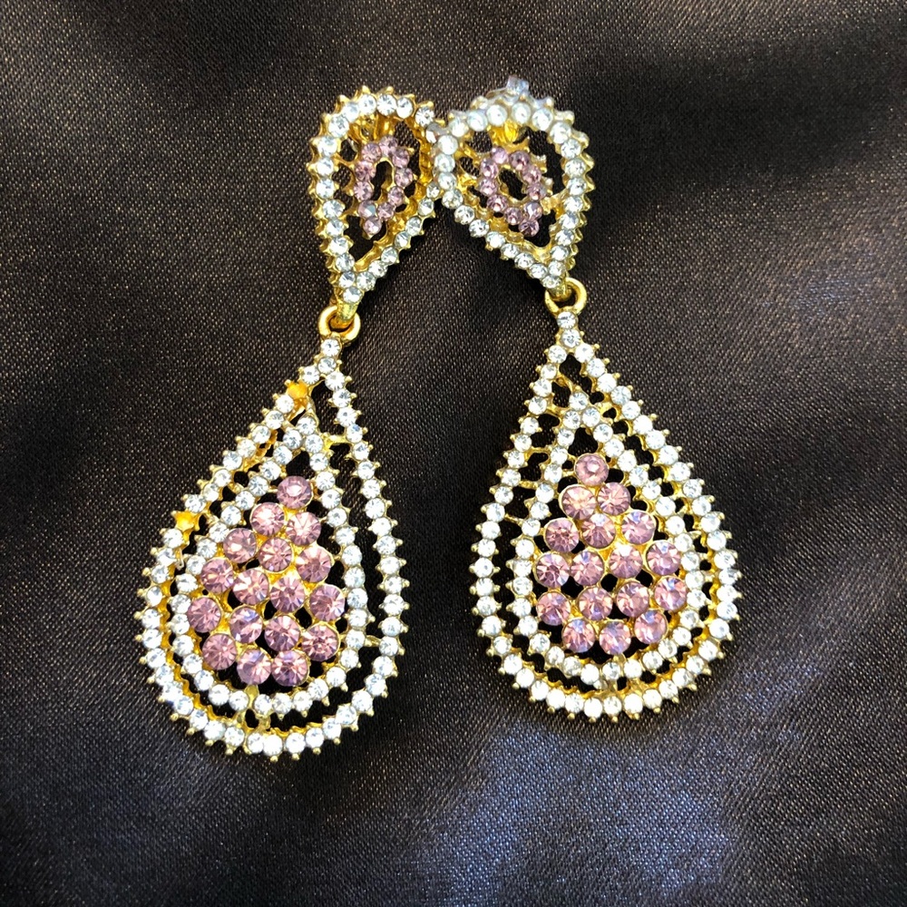 Sparkling pink dangling earrings
